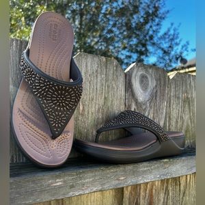 CROCS DUAL COMFORT MONTEREY DIAMANTÉ WEDGE SLIP ON SANDALS WOMENS SIZE 8